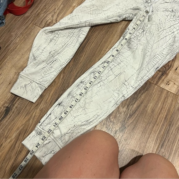 Lululemon Warm Down Jogger *7/8 Length
Thread Dye White Black - Picture 8 of 10